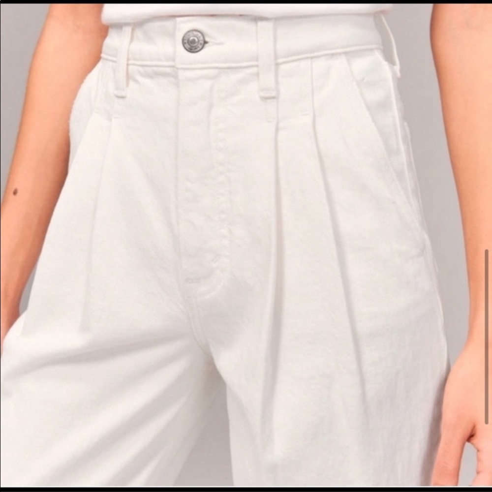 Abercrombie & Fitch Ultra High arise 80s Mom Jean Size 29/8R - white denim